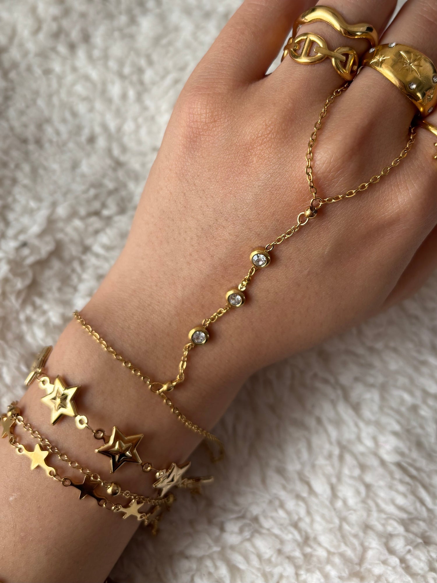 Les bracelets et chaines de main